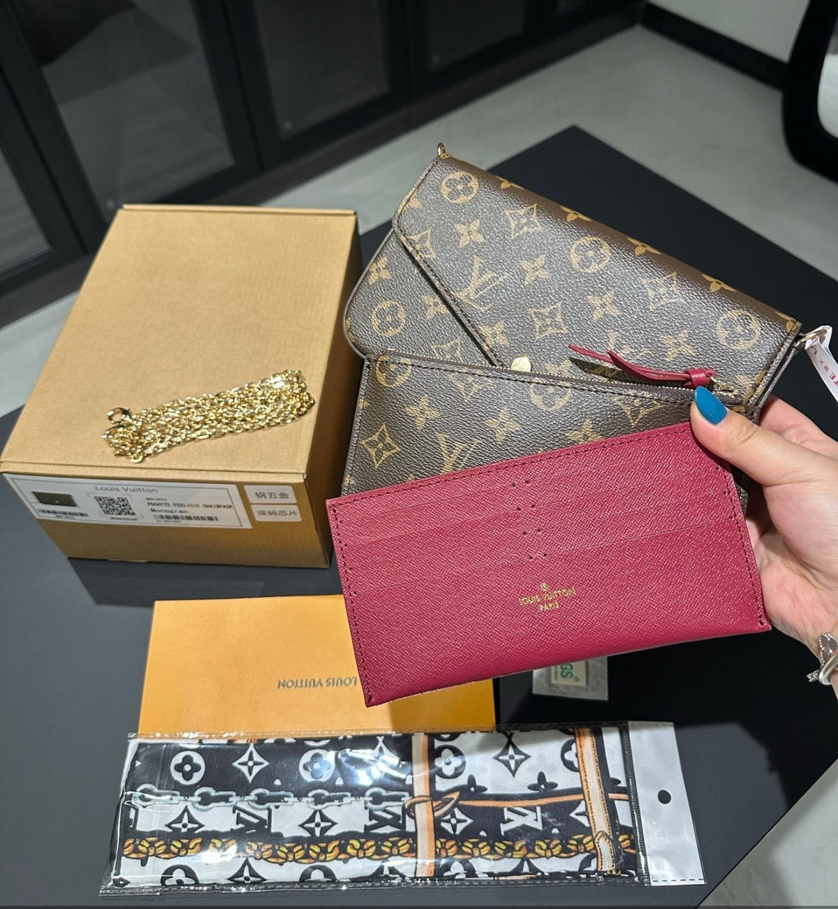 LV CROSS PURSE